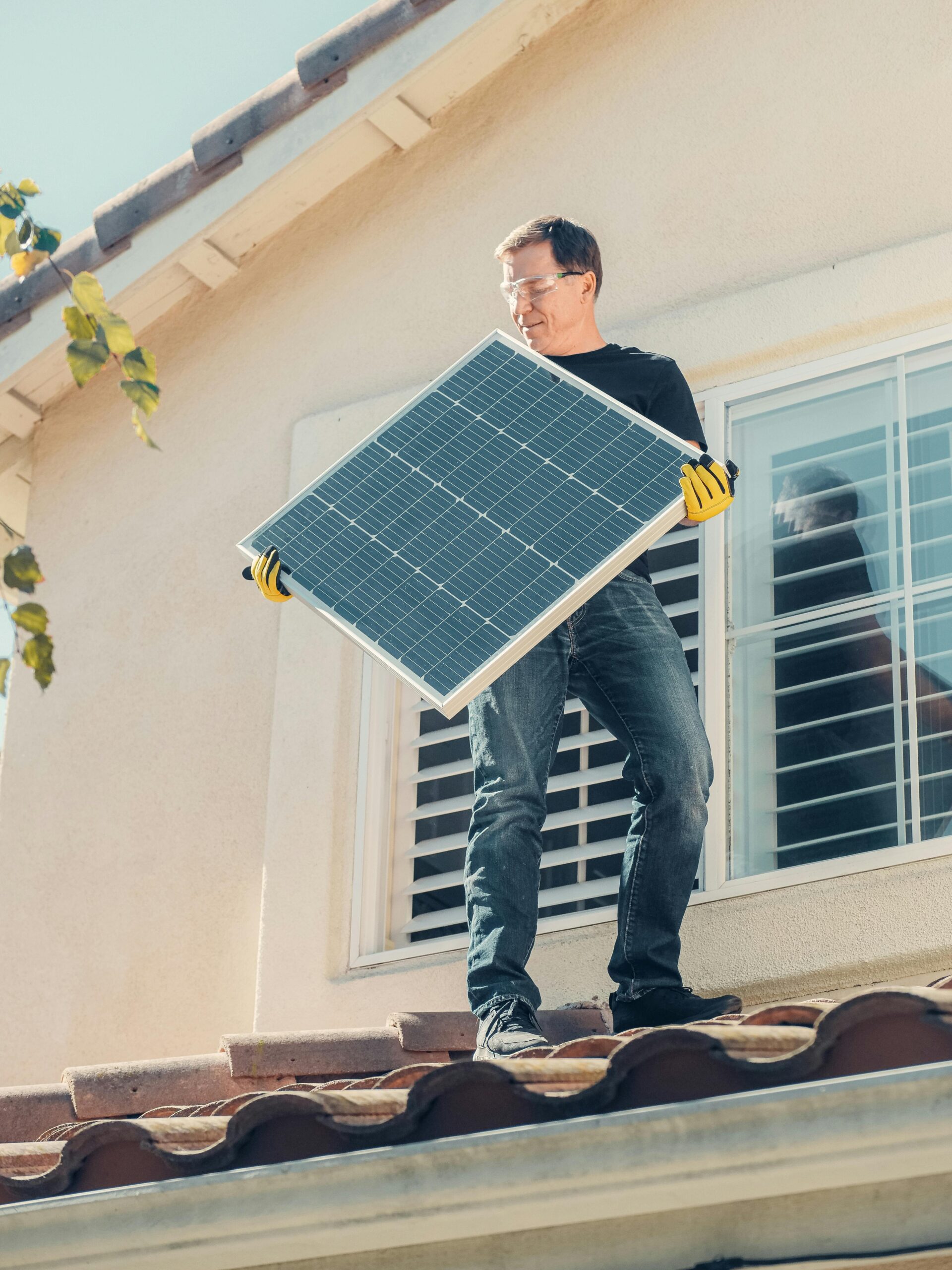 Ein Handwerker der die Installation einer Photovoltaikanlage durchführt